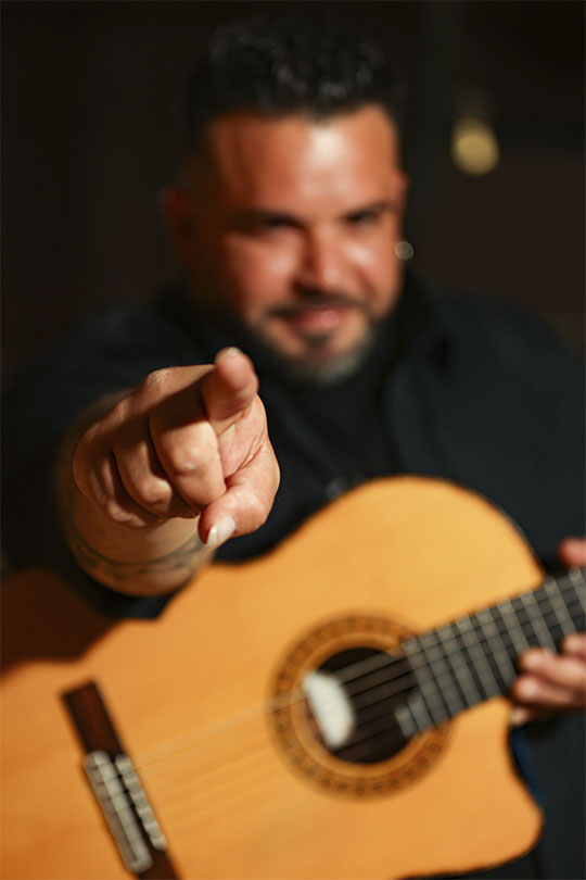 Jero - Guitarrista y voz Jero - Guitarrista y voz