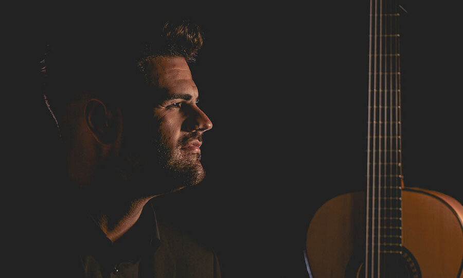 Jordi - guitarrista y voz Jordi - guitarrista y voz